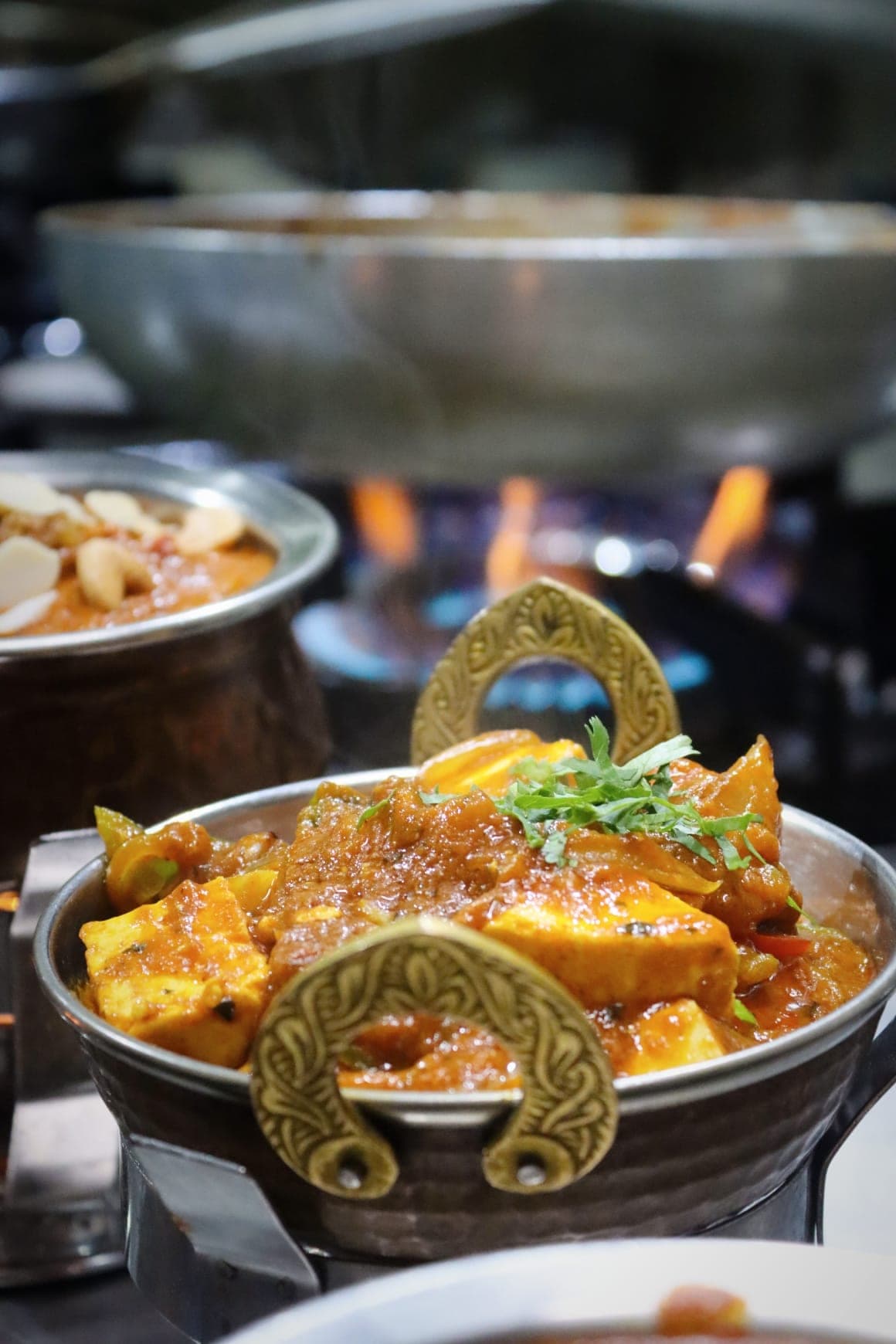 Menú indio festivo en Indian Taj Cala Millor: handi de cobre con curry, arroz basmati, brochetas tandoori y pan naan – Mallorca