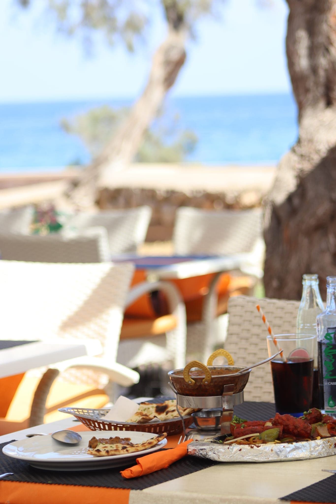 Tres cazuelas karahi con curry, arroz basmati y velas en Indian Taj Cala Millor – restaurante indio auténtico en Mallorca