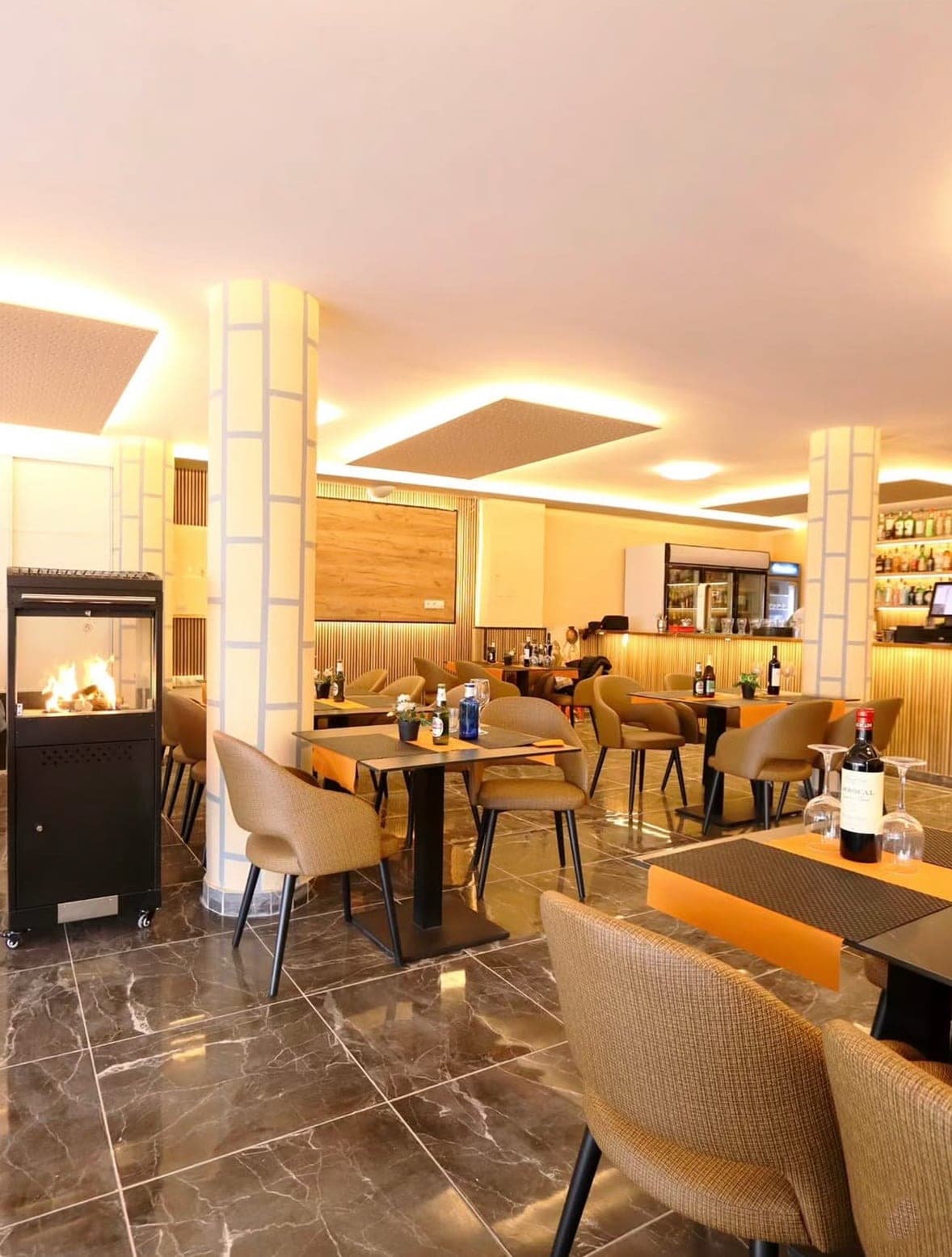 Indoor salon at Indian Taj Cala Millor – warmly lit bar and dining room, Indian restaurant on Mallorca
