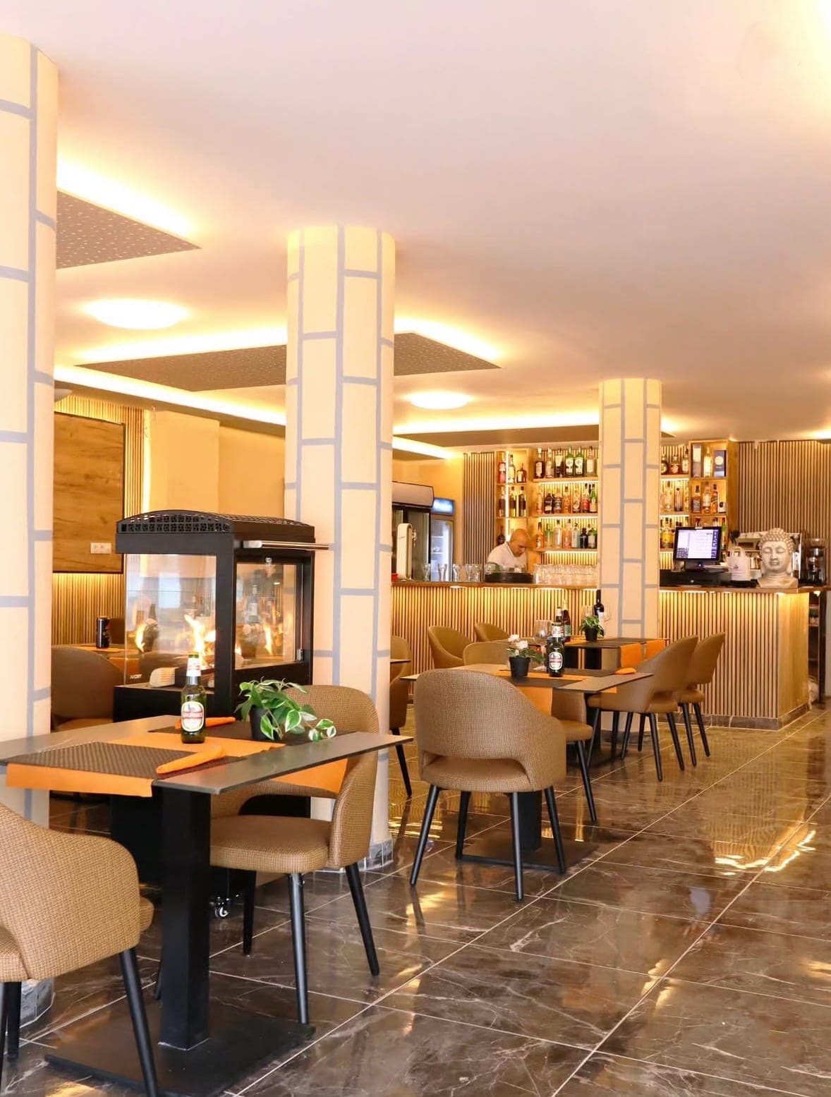Sala interior del Indian Taj Cala Millor – comedor con iluminación cálida y mesas preparadas, restaurante indio en Mallorca