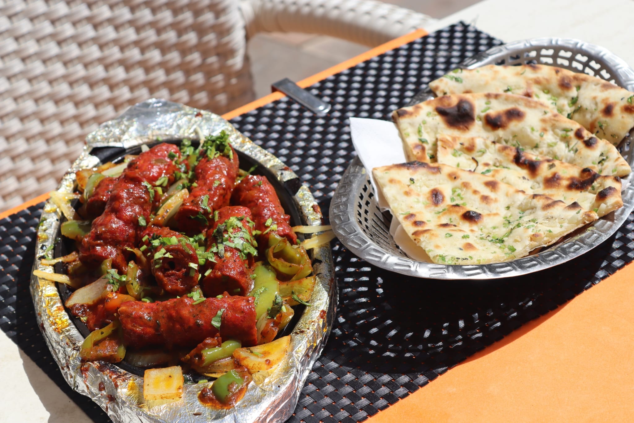 Menu at Indian Taj Cala Millor – Indian dishes from above: samosas, dal, kebabs and chutneys from the tandoori restaurant on Mallorca